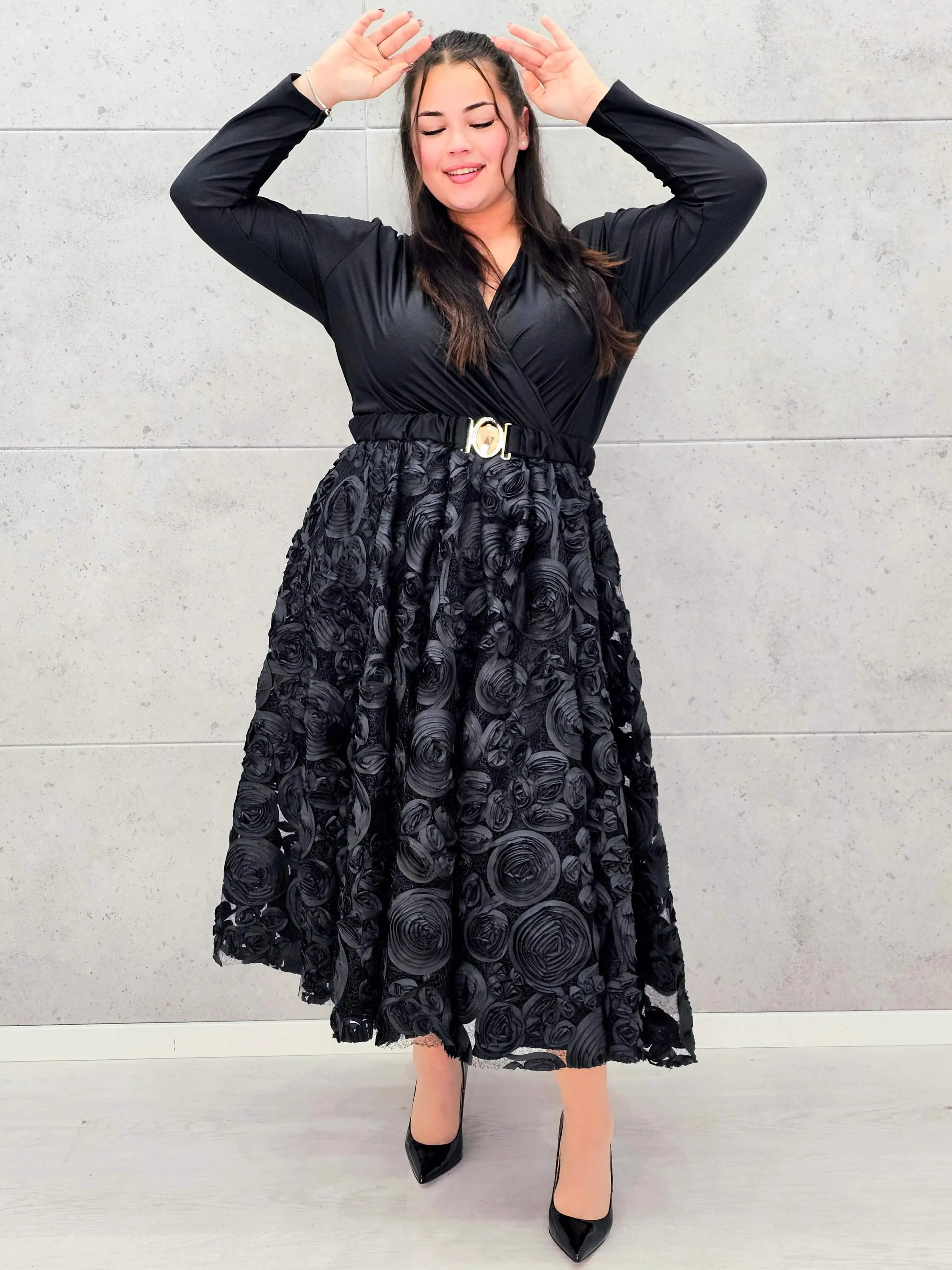 Sukienka elegancka czarna z kopertową górą i kwiatowym dołem – wyjątkowa moda plus size Stylowa XL