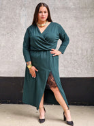 Sukienka kopertowa maxi z koronkową wstawką Stylowa XL