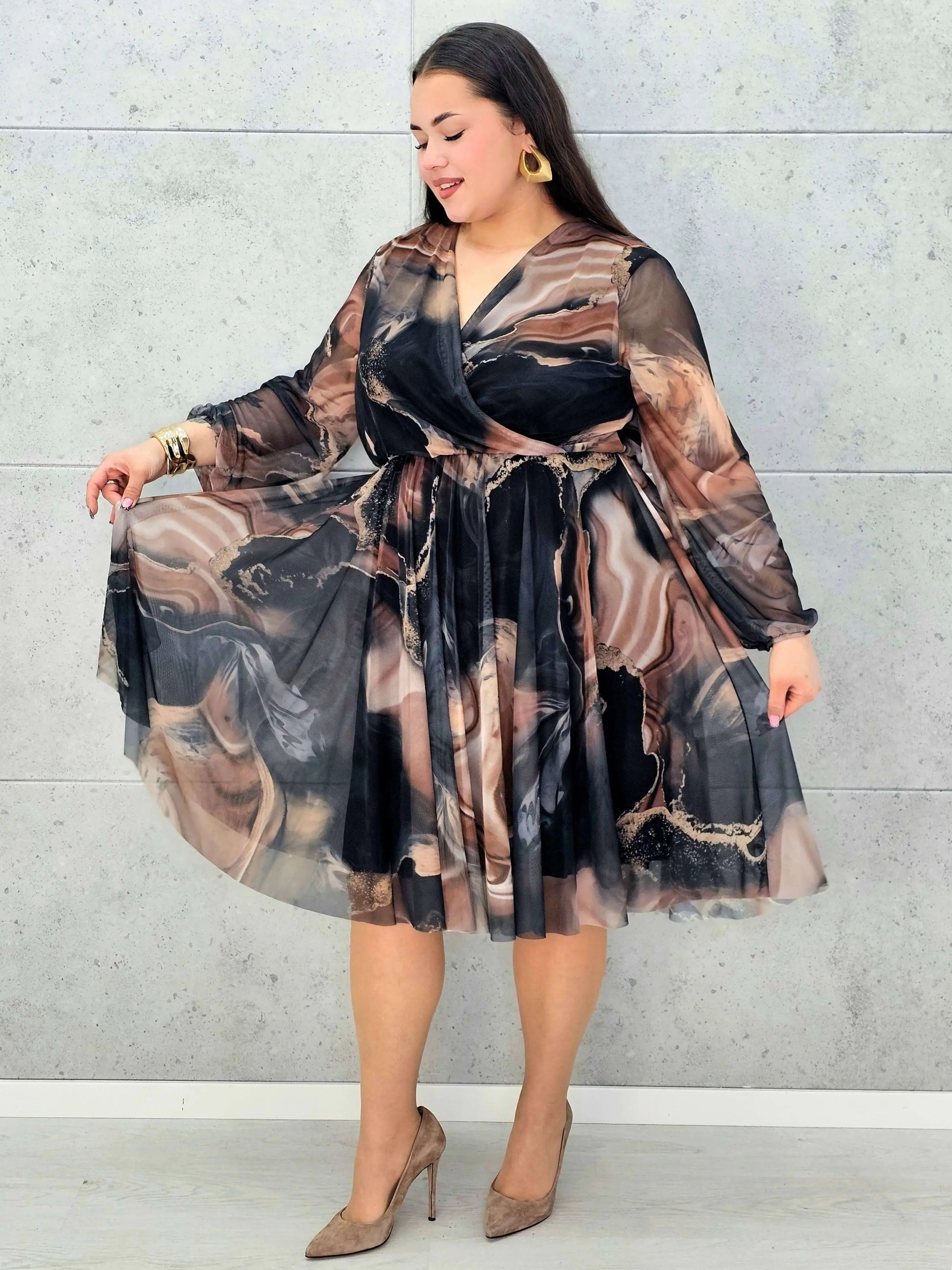 Sukienka kopertowa plus size z artystycznym printem – czarna i bordowa midi - Stylowa XL