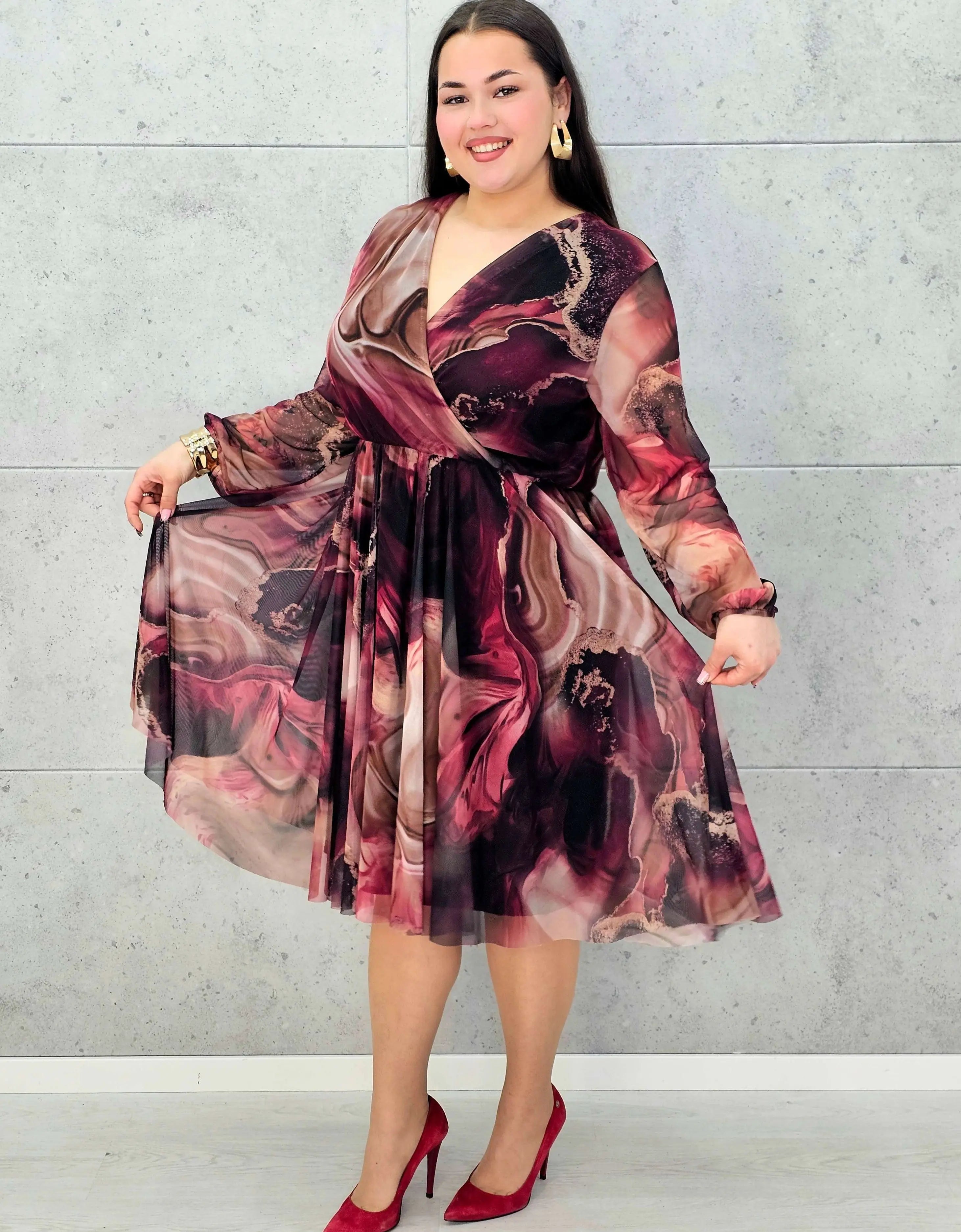 Sukienka kopertowa plus size z artystycznym printem – czarna i bordowa midi - Stylowa XL