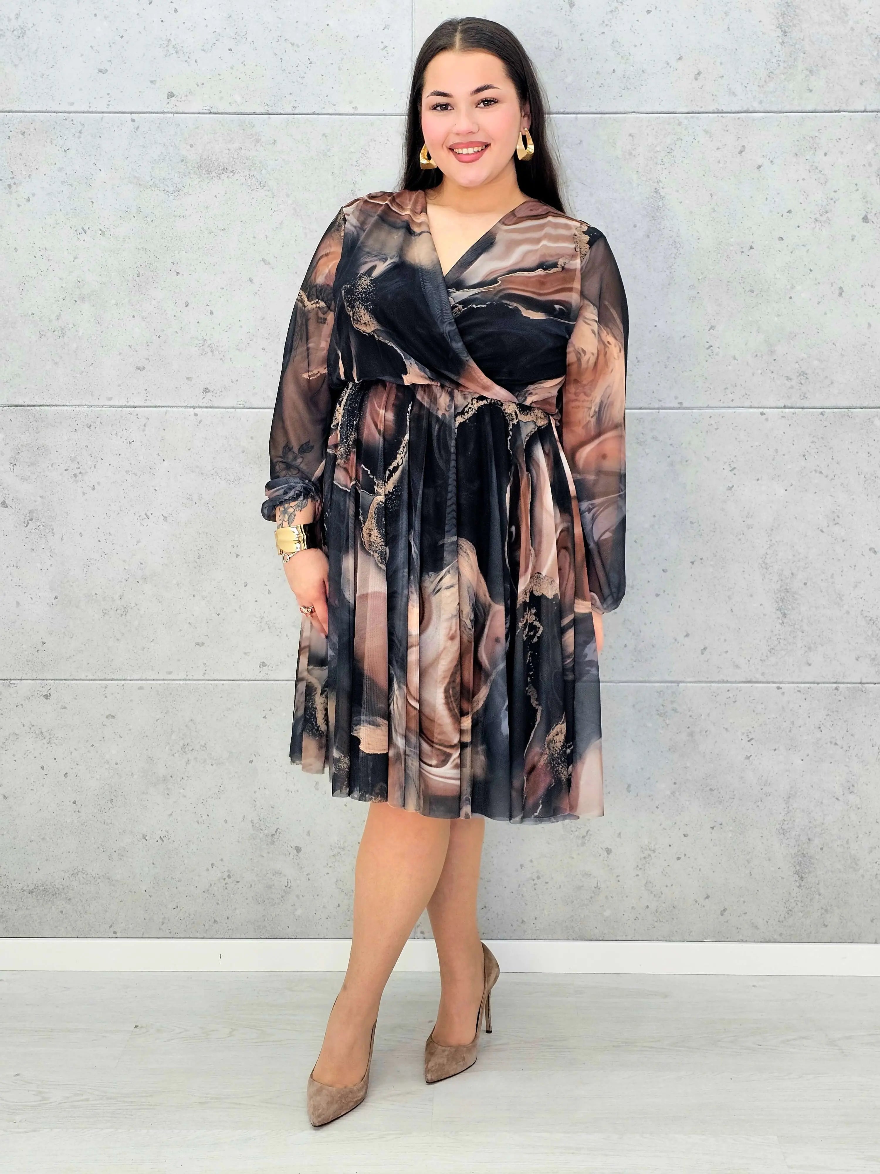 Sukienka kopertowa plus size z artystycznym printem – czarna i bordowa midi - Stylowa XL