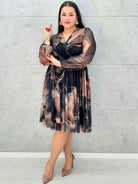 Sukienka kopertowa plus size z artystycznym printem – czarna i bordowa midi - Stylowa XL