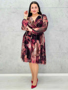 Sukienka kopertowa plus size z artystycznym printem – czarna i bordowa midi - Stylowa XL