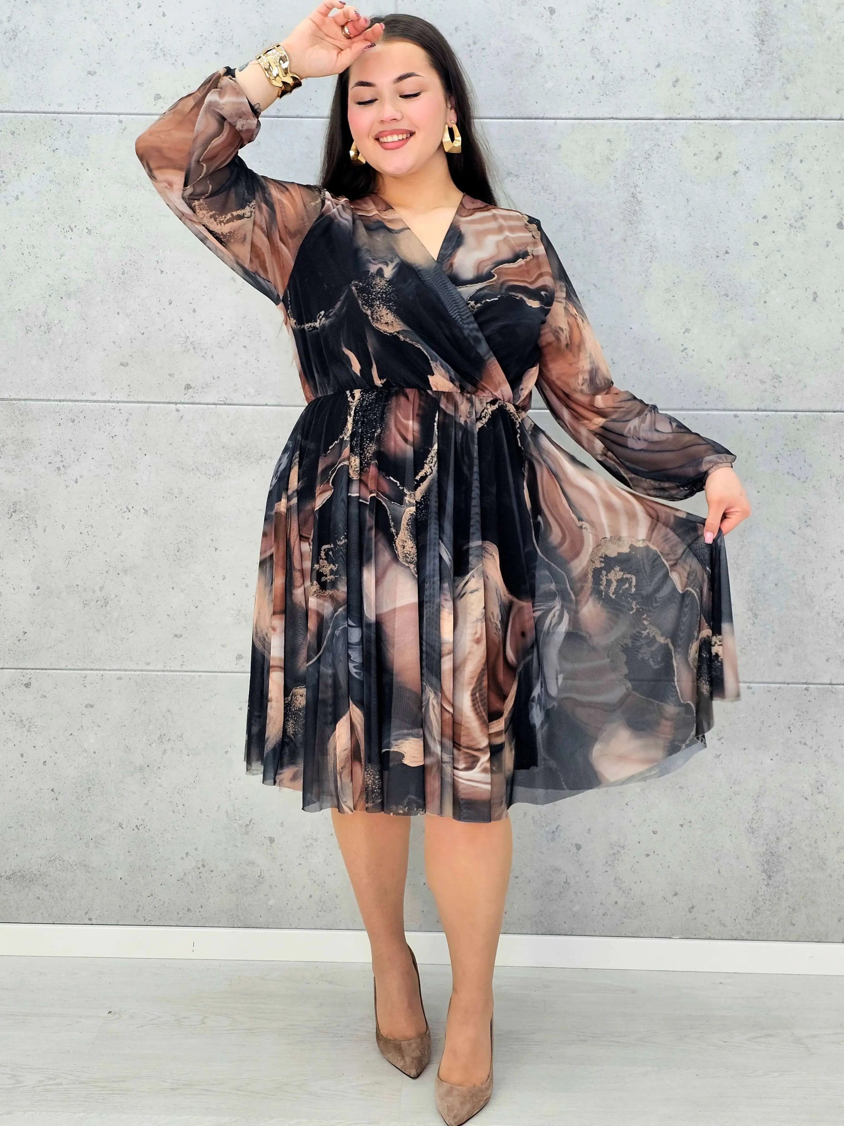 Sukienka kopertowa plus size z artystycznym printem – czarna i bordowa midi - Stylowa XL