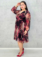 Sukienka kopertowa plus size z artystycznym printem – czarna i bordowa midi - Stylowa XL