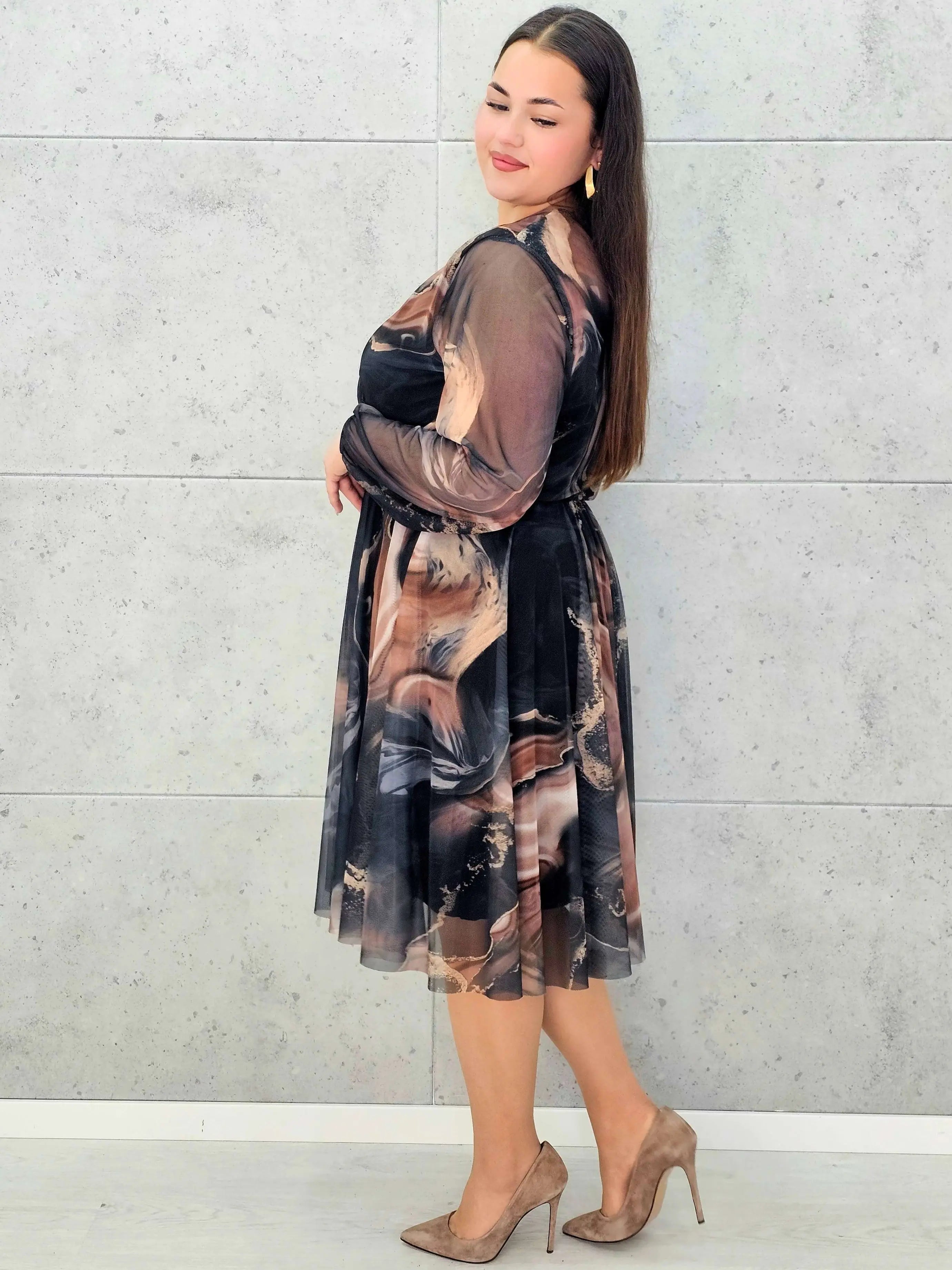 Sukienka kopertowa plus size z artystycznym printem – czarna i bordowa midi - Stylowa XL