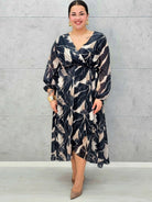 Sukienka kopertowa plus size z wiązaniem – czarno-beżowa midi w geometryczny wzór - Stylowa XL