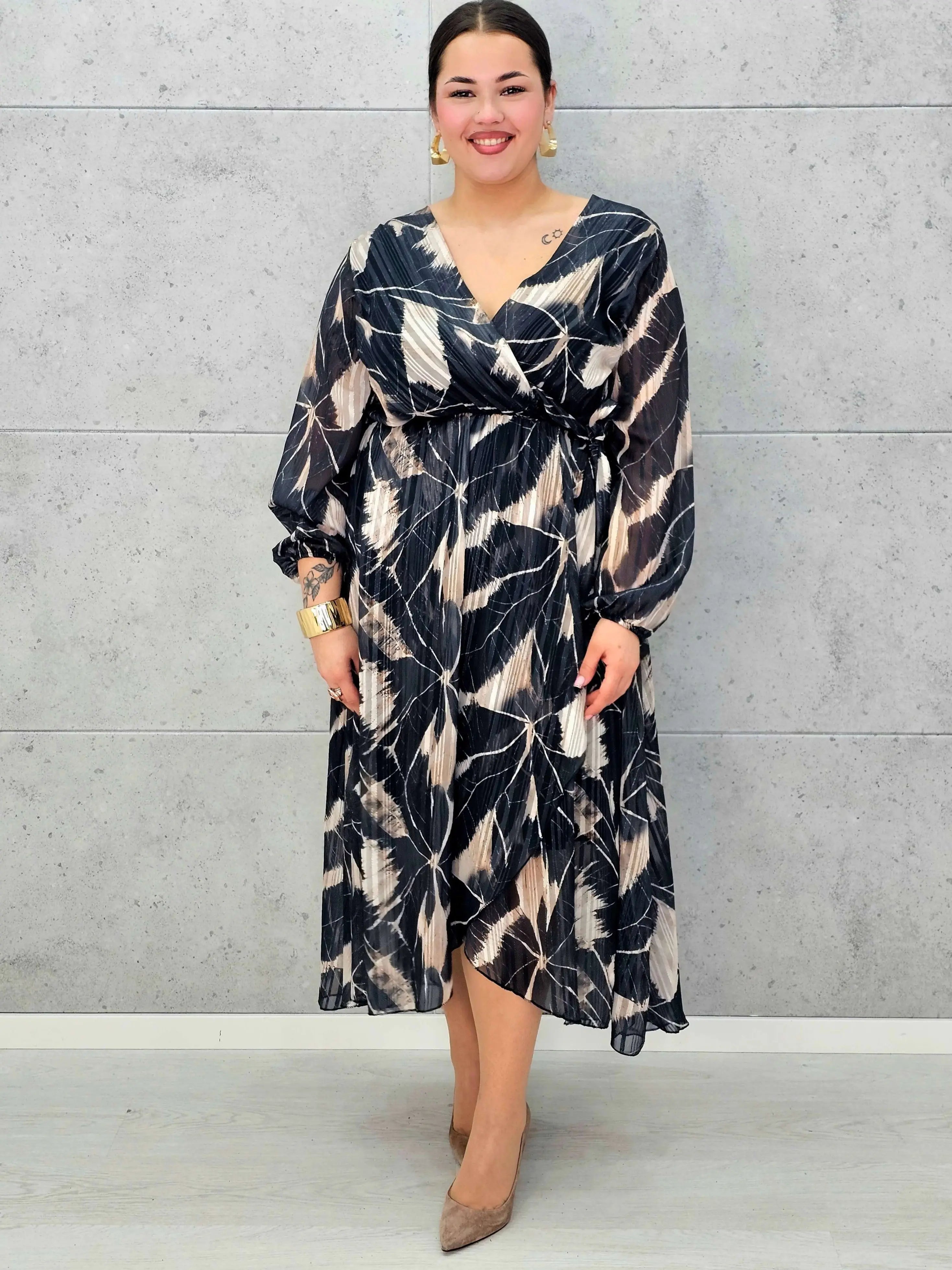 Sukienka kopertowa plus size z wiązaniem – czarno-beżowa midi w geometryczny wzór - Stylowa XL