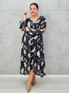 Sukienka kopertowa plus size z wiązaniem – czarno-beżowa midi w geometryczny wzór - Stylowa XL