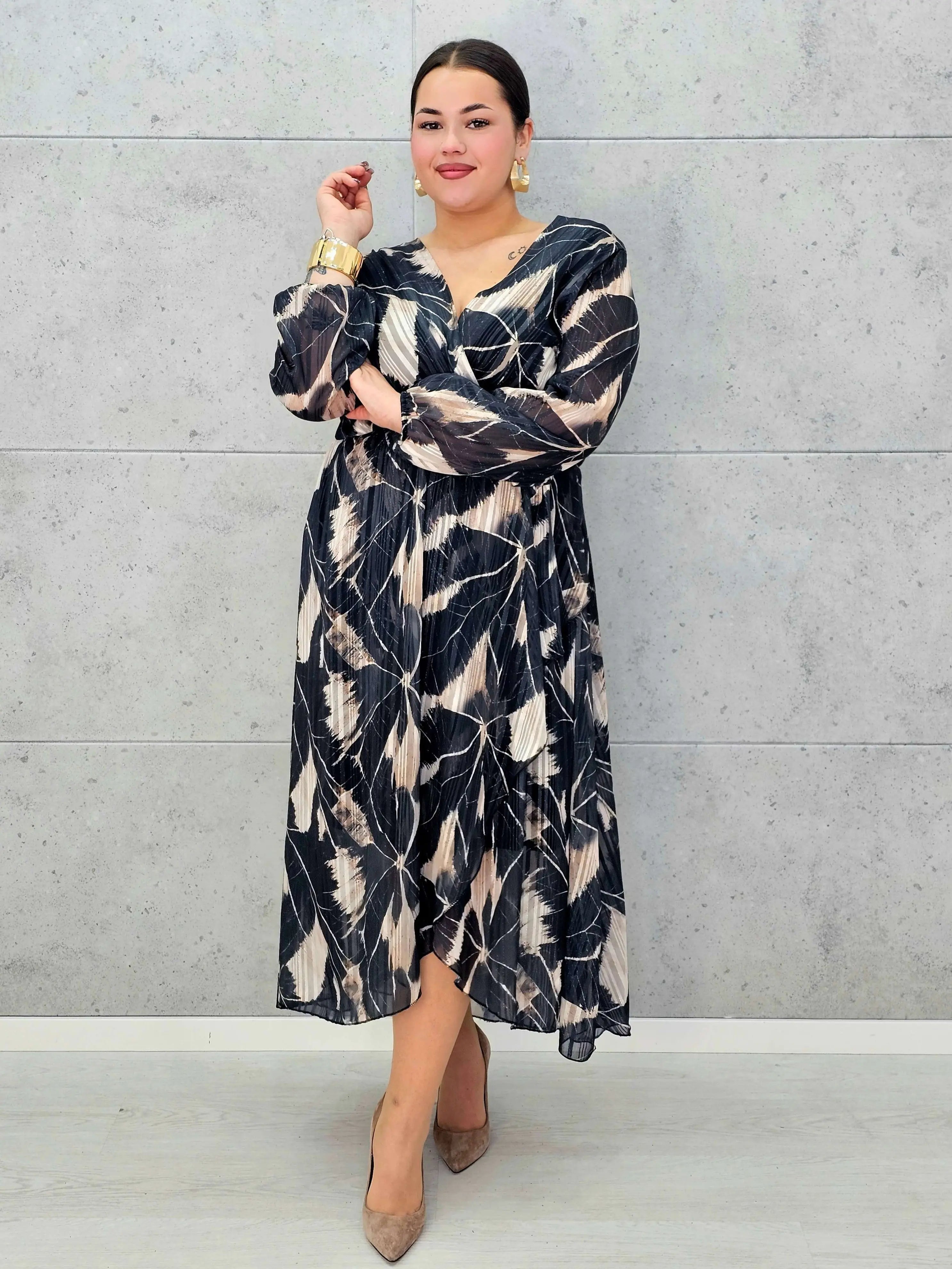 Sukienka kopertowa plus size z wiązaniem – czarno-beżowa midi w geometryczny wzór - Stylowa XL