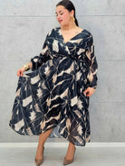 Sukienka kopertowa plus size z wiązaniem – czarno-beżowa midi w geometryczny wzór - Stylowa XL