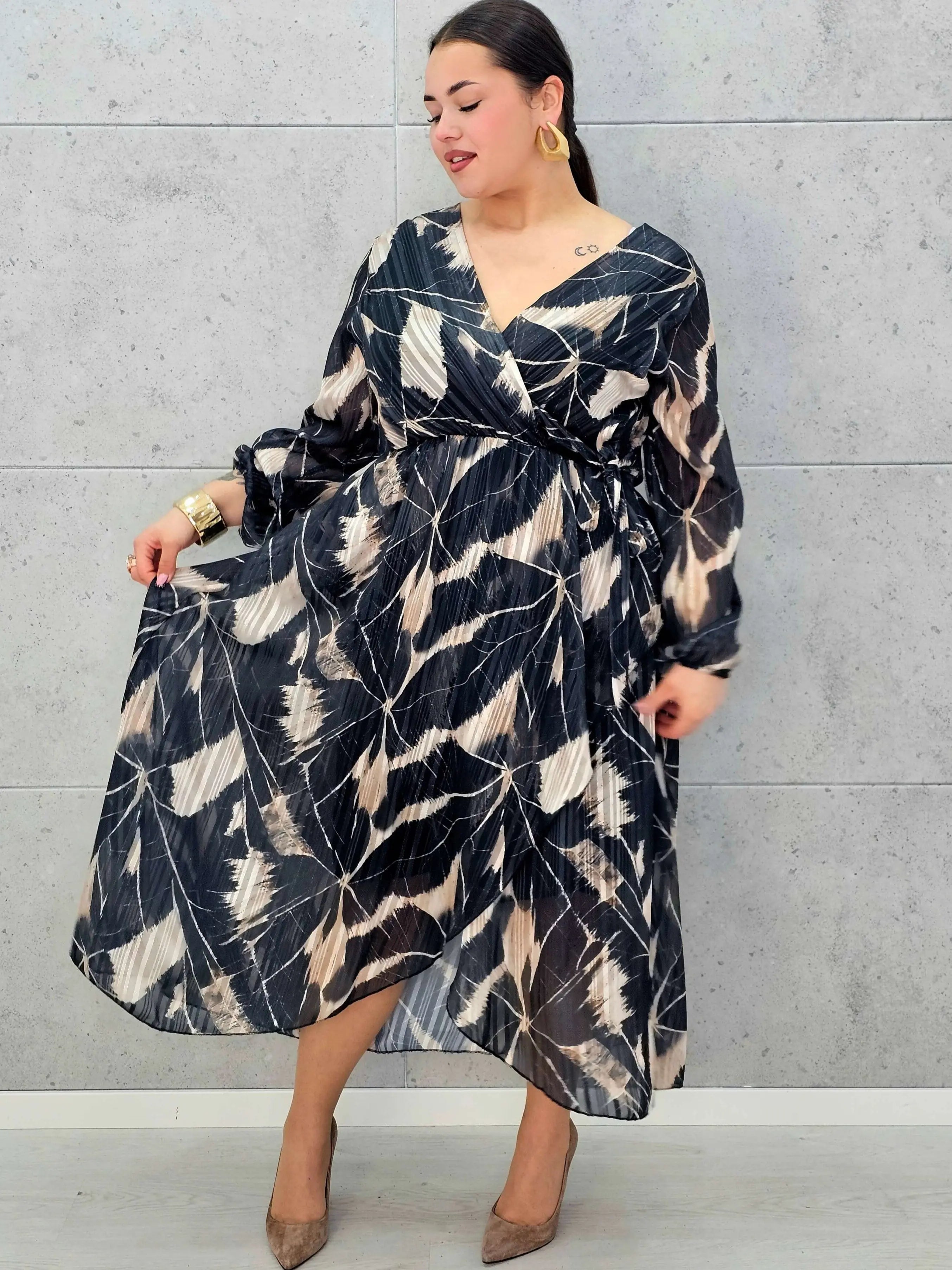 Sukienka kopertowa plus size z wiązaniem – czarno-beżowa midi w geometryczny wzór - Stylowa XL