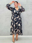 Sukienka kopertowa plus size z wiązaniem – czarno-beżowa midi w geometryczny wzór - Stylowa XL