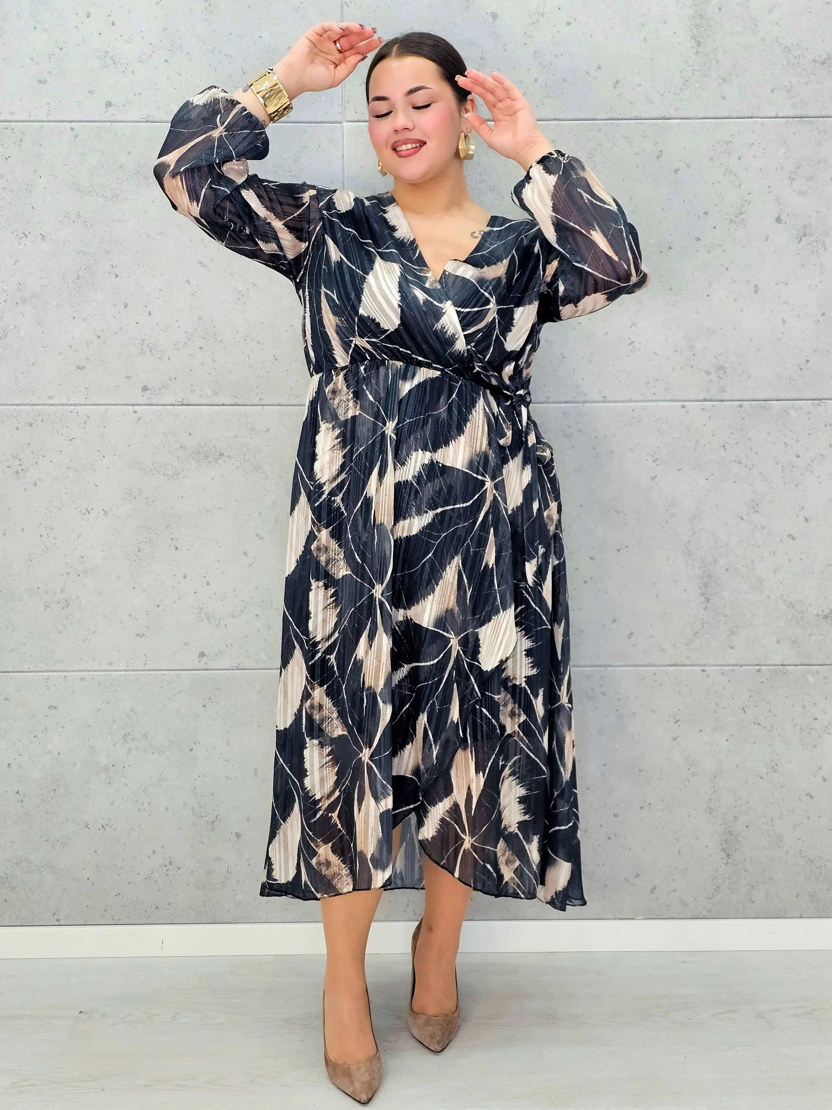 Sukienka kopertowa plus size z wiązaniem – czarno-beżowa midi w geometryczny wzór - Stylowa XL