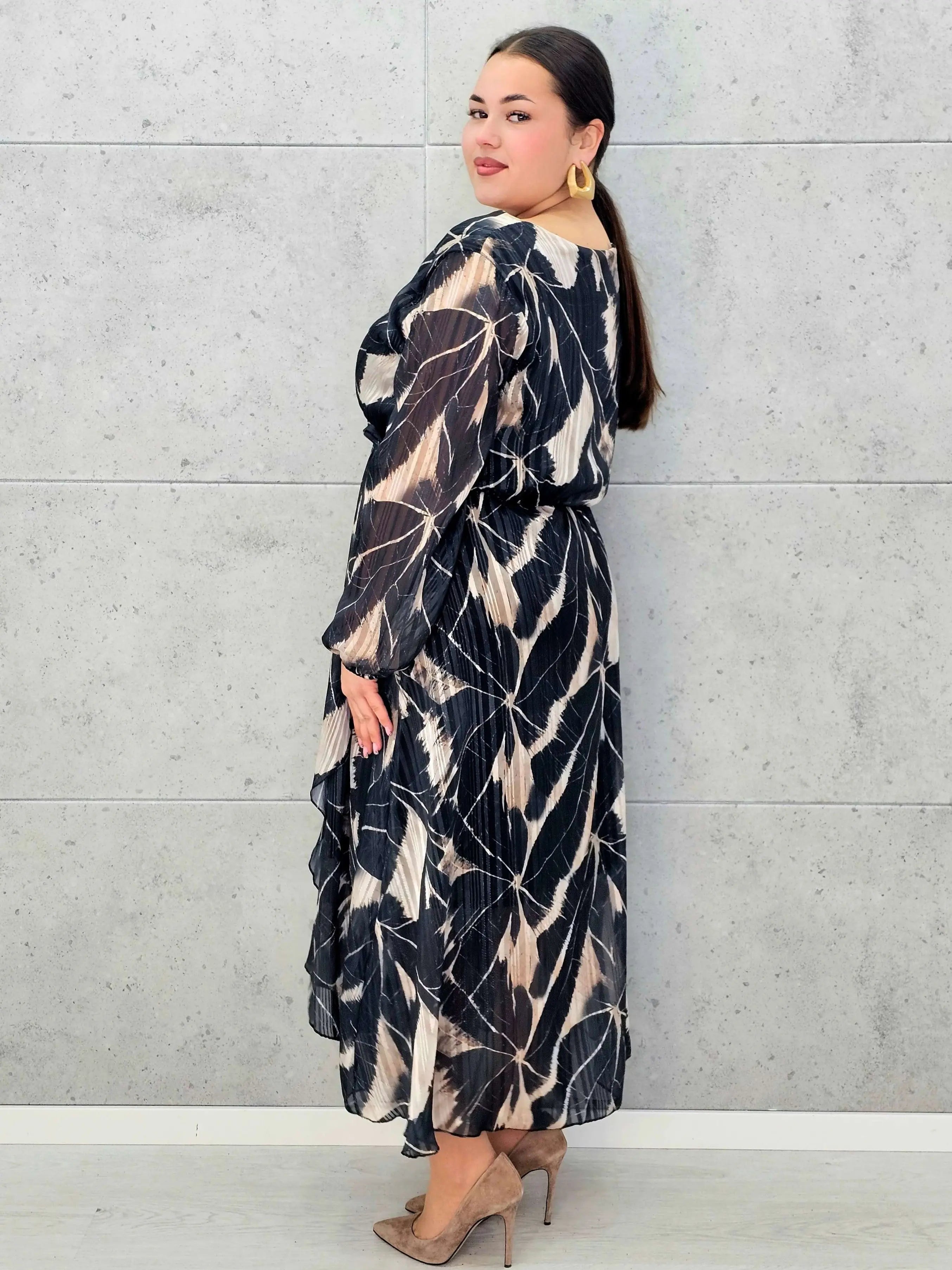 Sukienka kopertowa plus size z wiązaniem – czarno-beżowa midi w geometryczny wzór - Stylowa XL