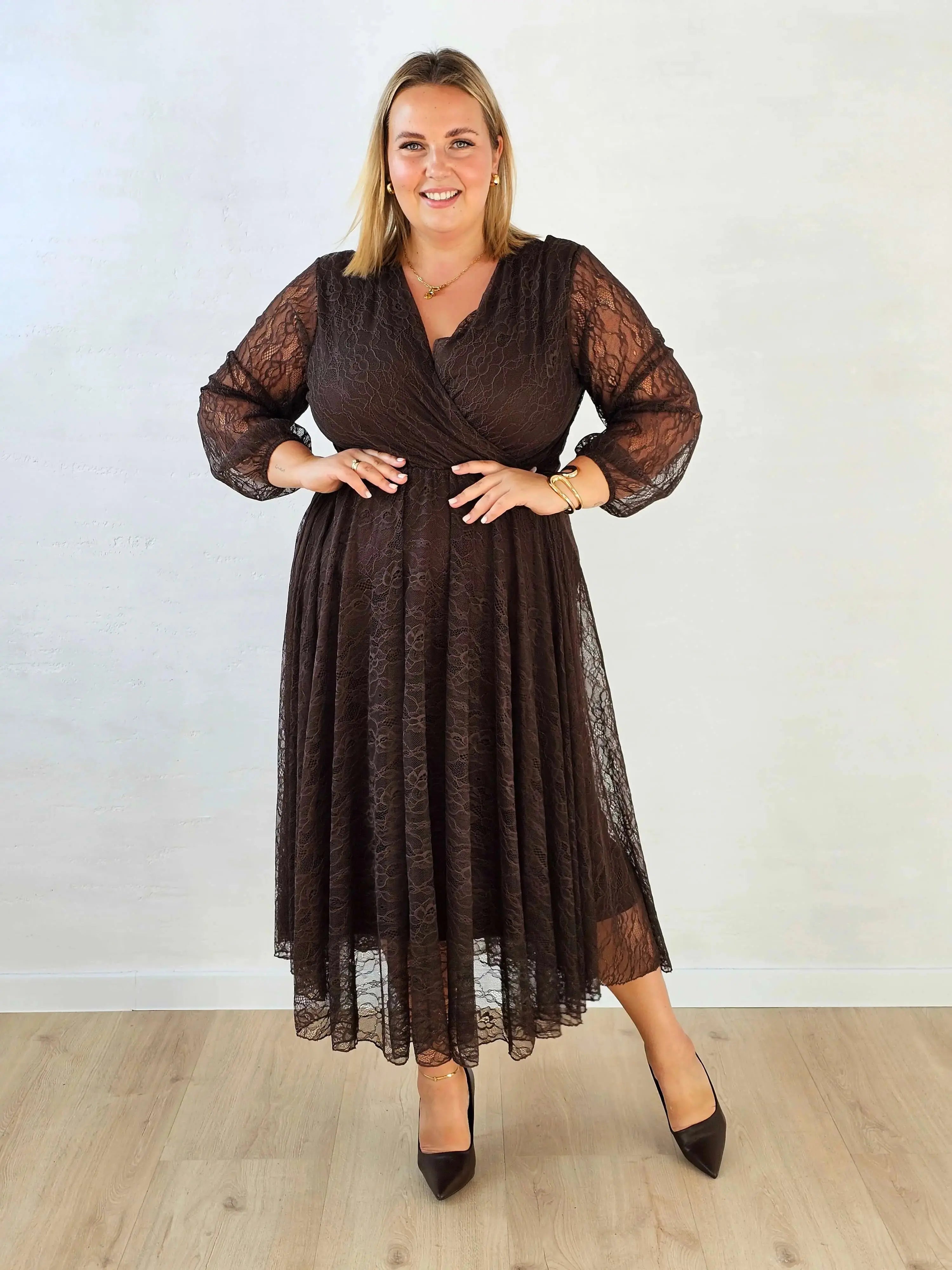 Sukienka koronkowa maxi plus size z kopertowym dekoltem Stylowa XL