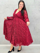 Sukienka koronkowa plus size z kopertowym dekoltem – elegancka midi Stylowa XL - Stylowa XL