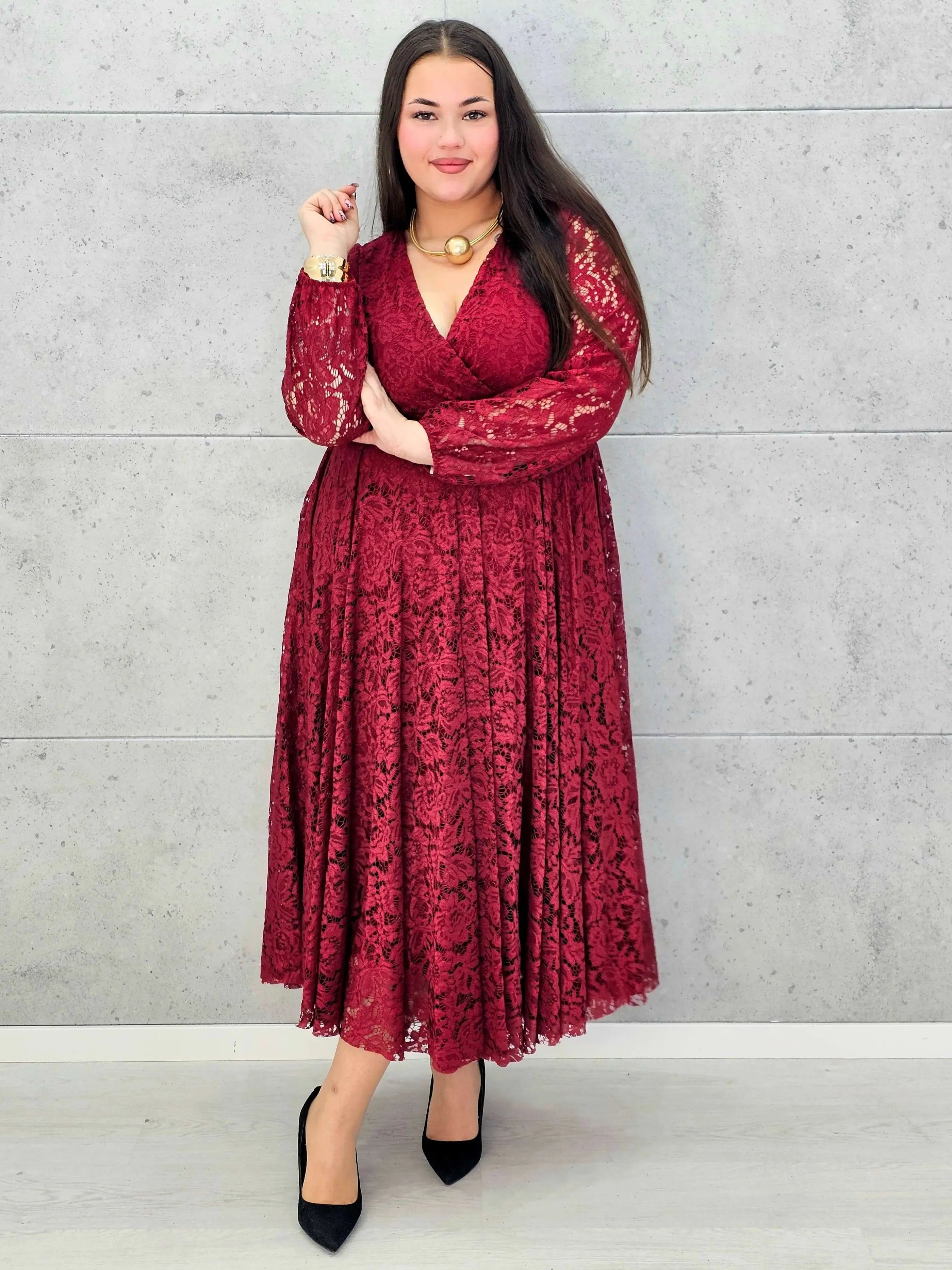 Sukienka koronkowa plus size z kopertowym dekoltem – elegancka midi Stylowa XL - Stylowa XL