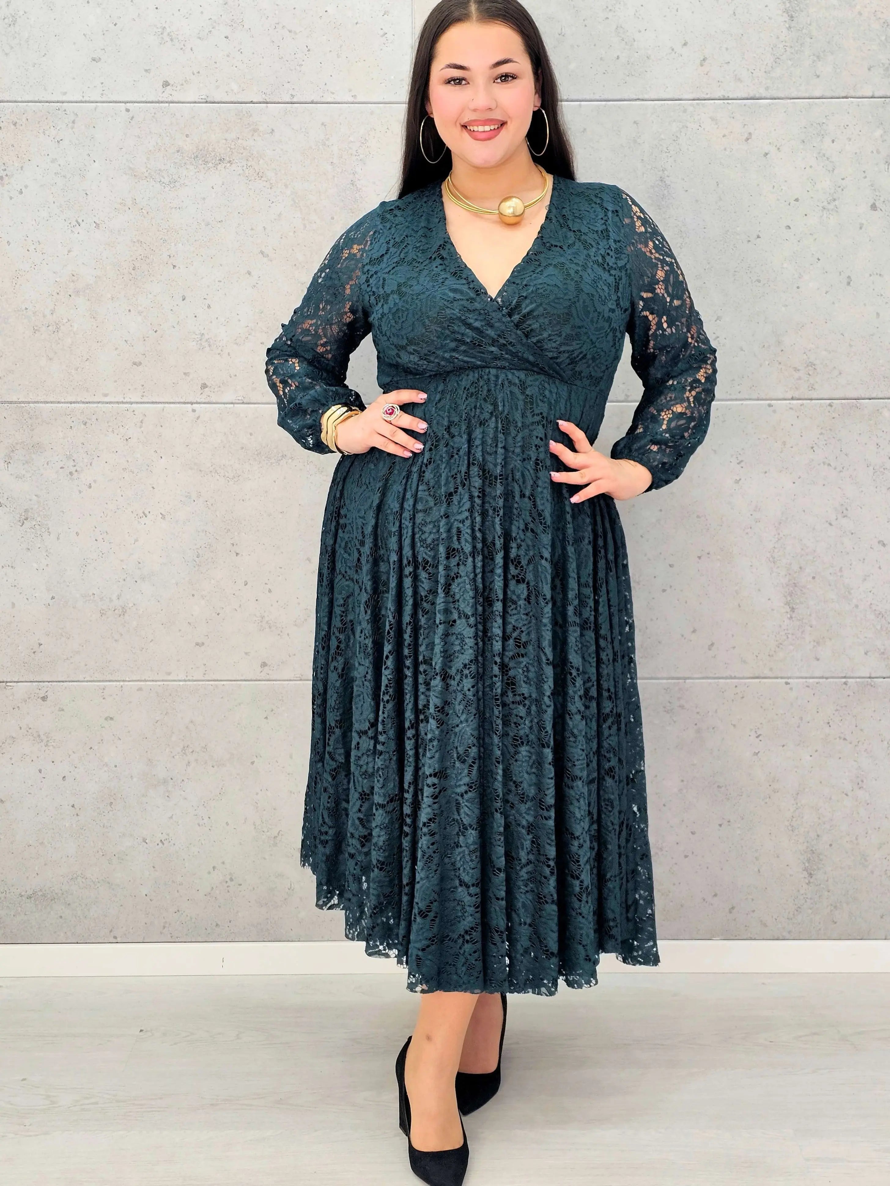 Sukienka koronkowa plus size z kopertowym dekoltem – elegancka midi Stylowa XL - Stylowa XL