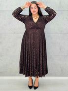 Sukienka koronkowa plus size z kopertowym dekoltem – elegancka midi Stylowa XL - Stylowa XL