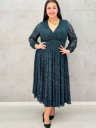 Sukienka koronkowa plus size z kopertowym dekoltem – elegancka midi Stylowa XL - Stylowa XL