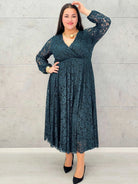 Sukienka koronkowa plus size z kopertowym dekoltem – elegancka midi Stylowa XL - Stylowa XL