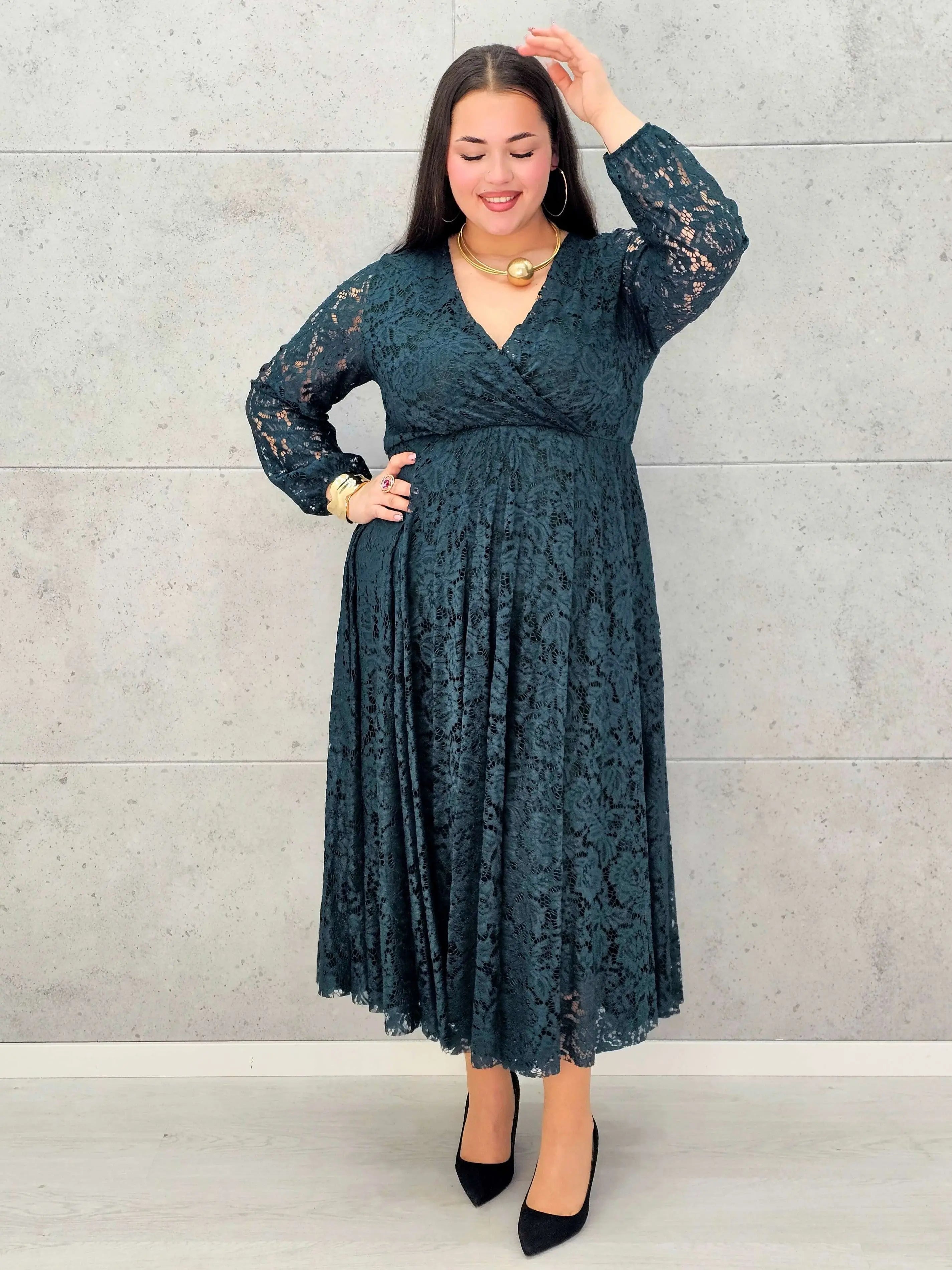 Sukienka koronkowa plus size z kopertowym dekoltem – elegancka midi Stylowa XL - Stylowa XL