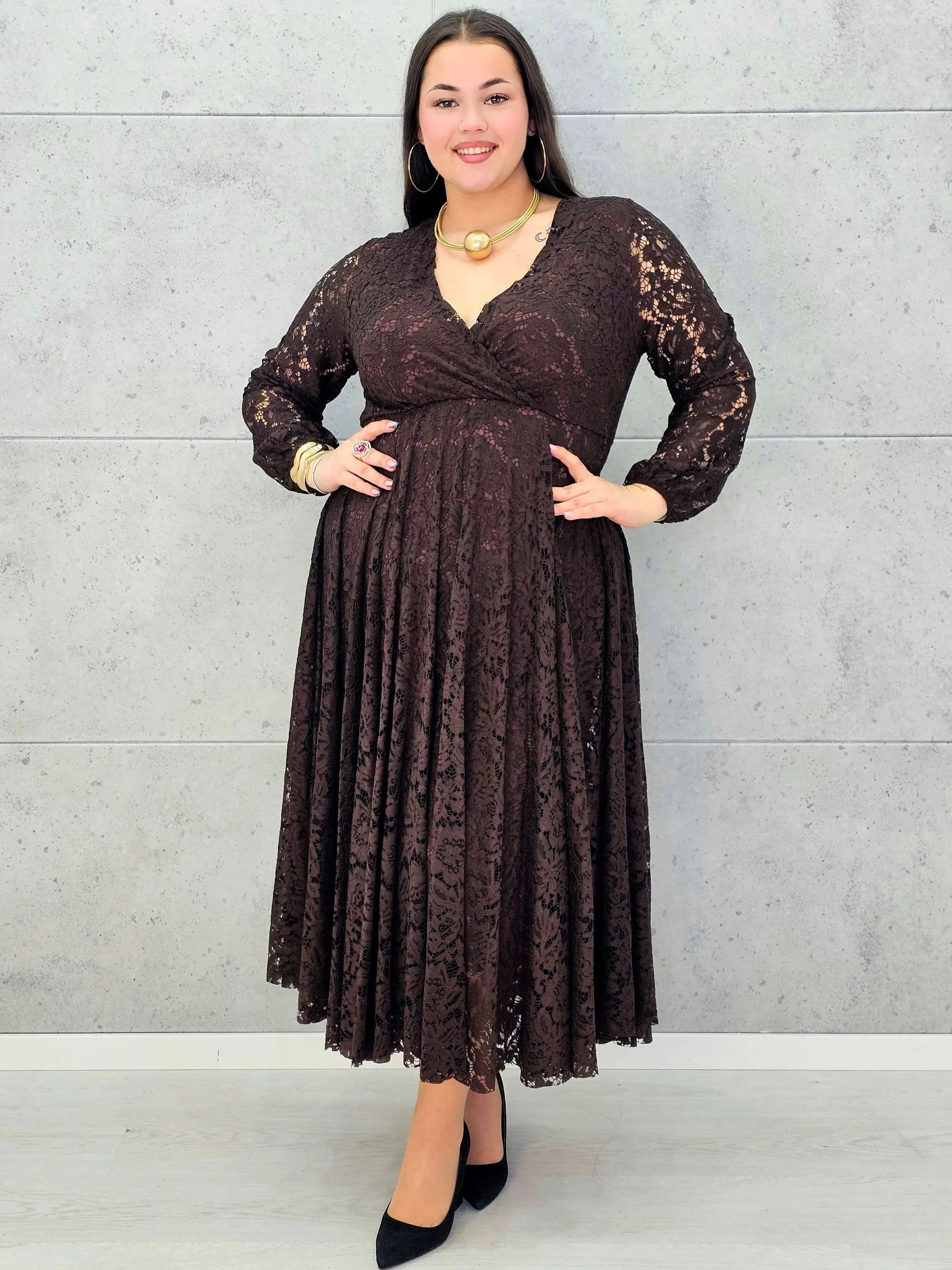 Sukienka koronkowa plus size z kopertowym dekoltem – elegancka midi Stylowa XL - Stylowa XL