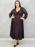 Sukienka koronkowa plus size z kopertowym dekoltem – elegancka midi Stylowa XL - Stylowa XL