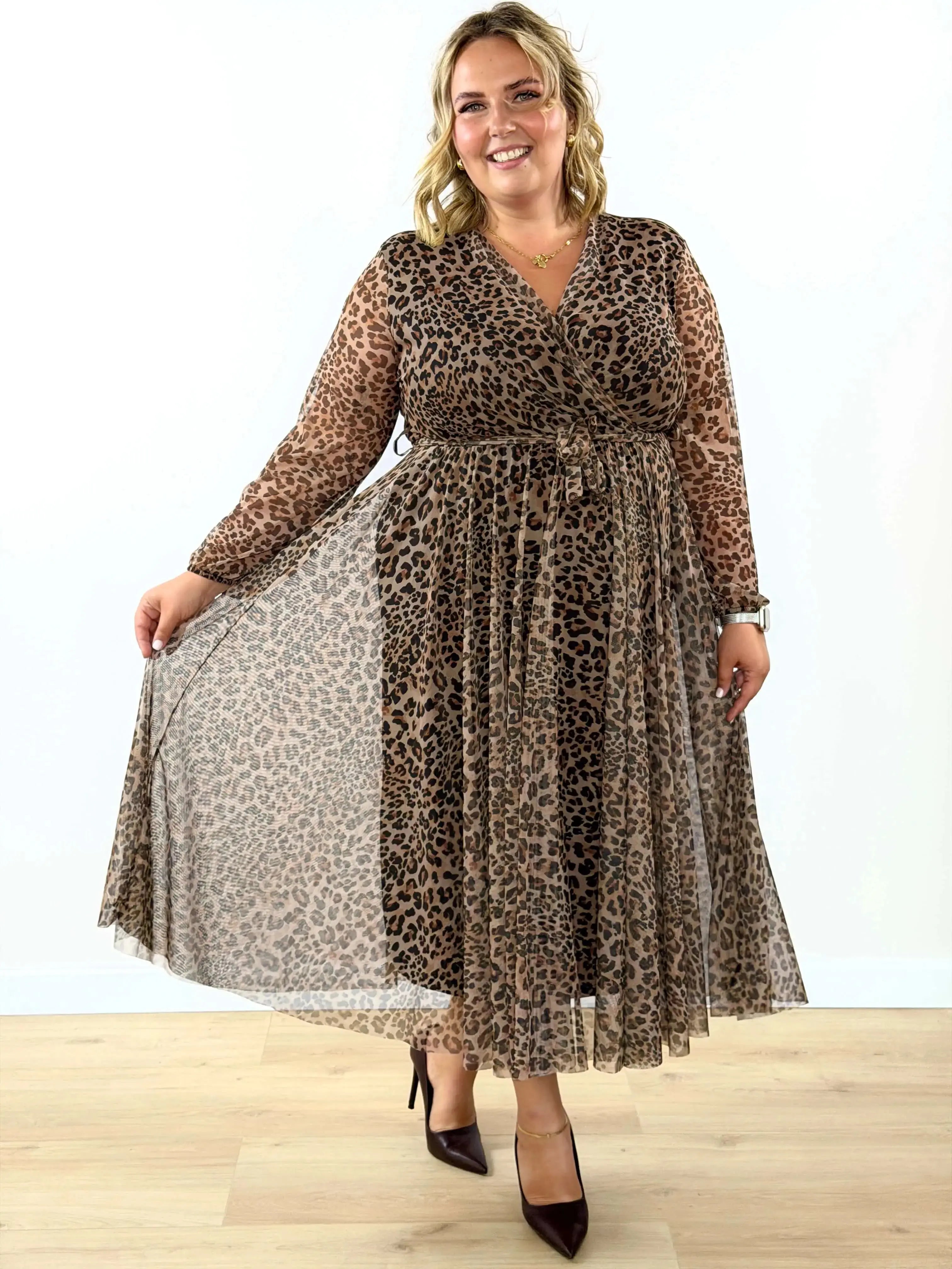 Sukienka maxi plus size w panterkę z kopertowym dekoltem – kobiecy fason Stylowa XL