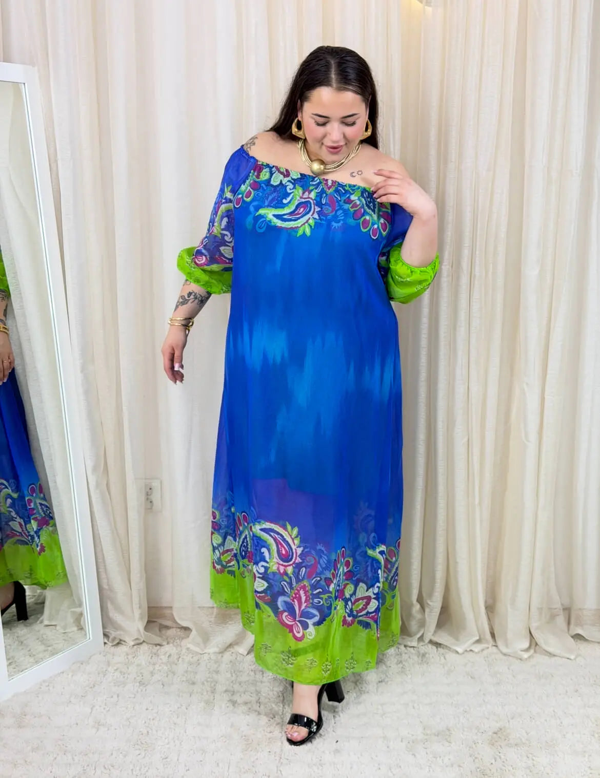 Sukienka maxi w artystycznym wydaniu Stylowa XL