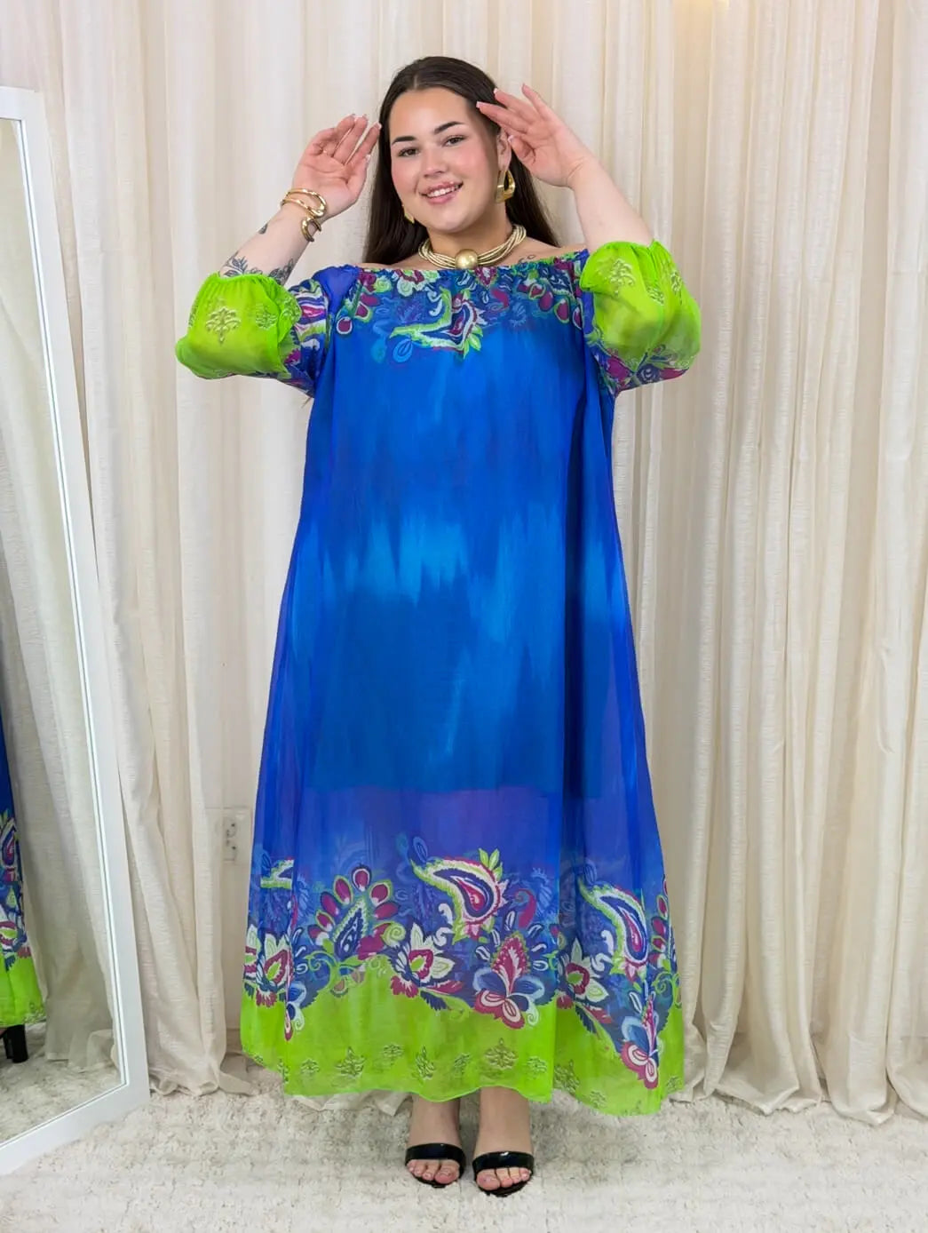 Sukienka maxi w artystycznym wydaniu Stylowa XL