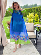 Sukienka maxi w artystycznym wydaniu Stylowa XL