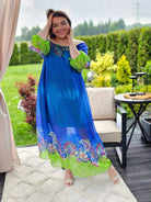 Sukienka maxi w artystycznym wydaniu Stylowa XL