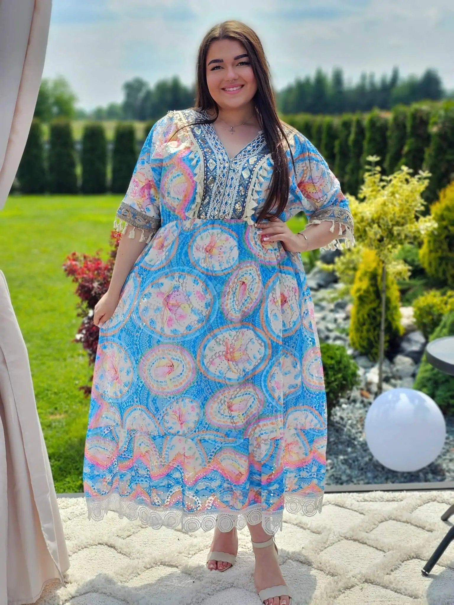 Sukienka maxi w pastelowy orientalny wzór Stylowa XL