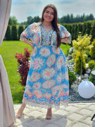 Sukienka maxi w pastelowy orientalny wzór Stylowa XL