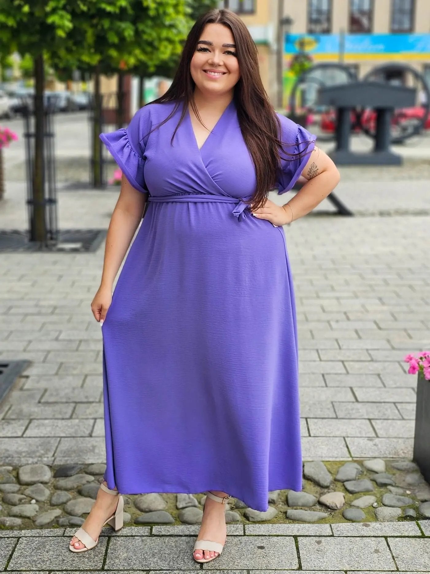 Sukienka maxi z falbankowym rękawkiem Stylowa XL