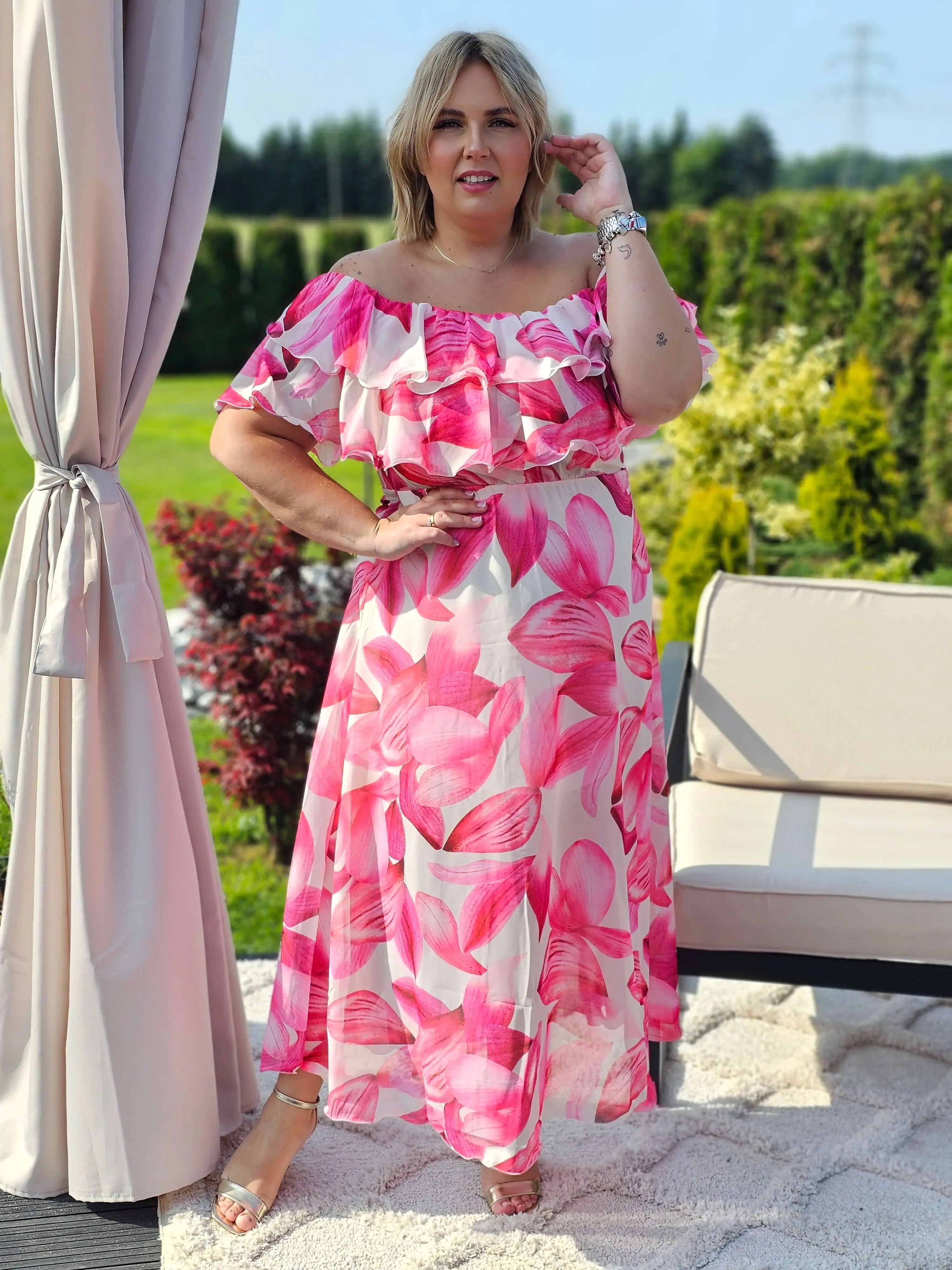 Sukienka maxi z kwiatowym nadrukiem z falbaną Stylowa XL