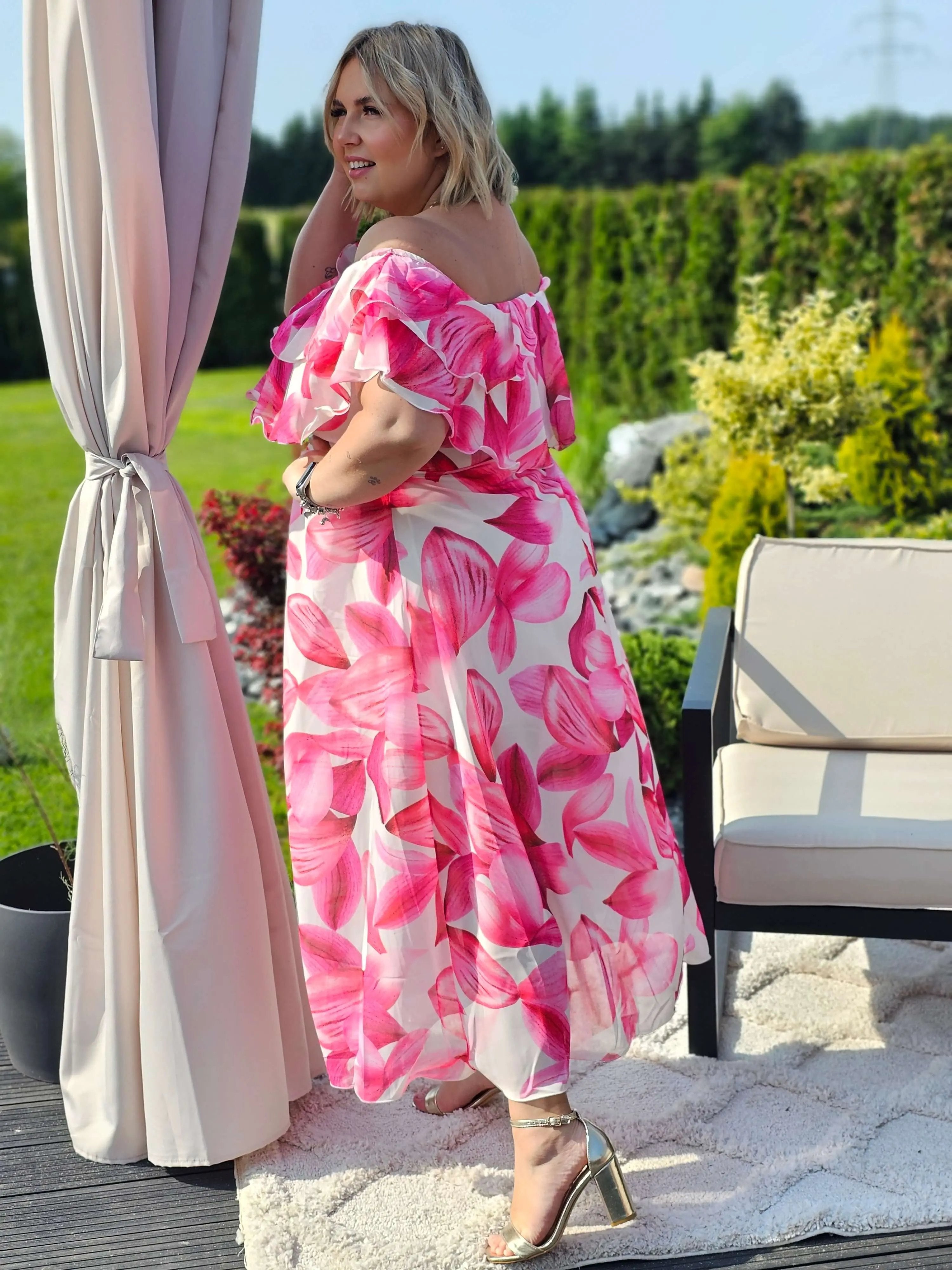 Sukienka maxi z kwiatowym nadrukiem z falbaną Stylowa XL