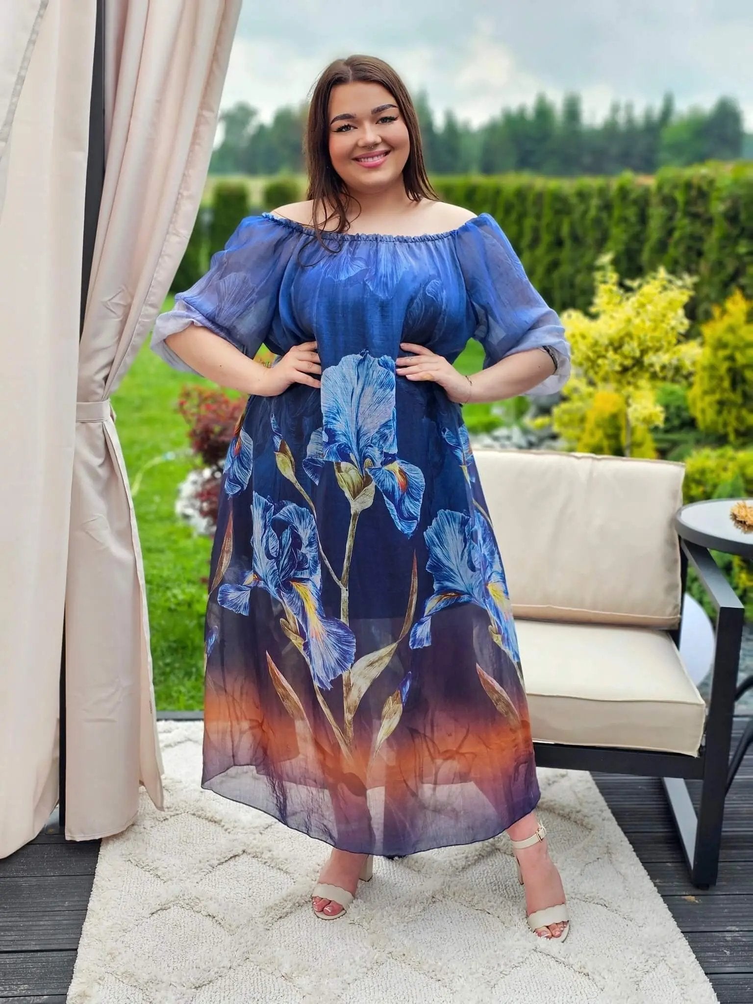 Sukienka maxi z malarskim motywem- odcień chabru Stylowa XL