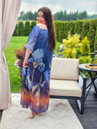 Sukienka maxi z malarskim motywem- odcień chabru Stylowa XL