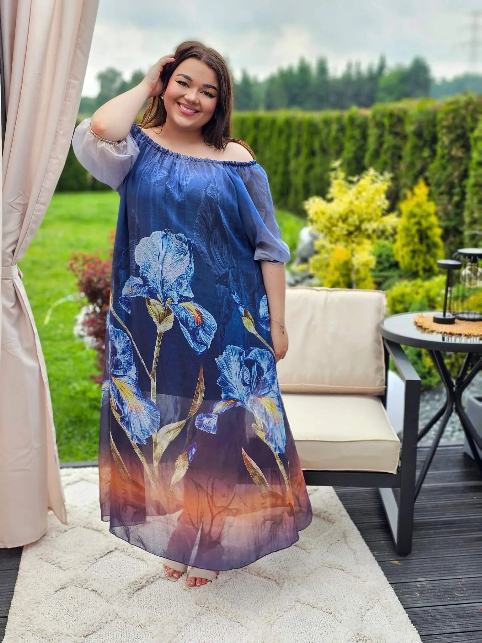 Sukienka maxi z malarskim motywem- odcień chabru Stylowa XL