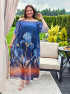 Sukienka maxi z malarskim motywem- odcień chabru Stylowa XL