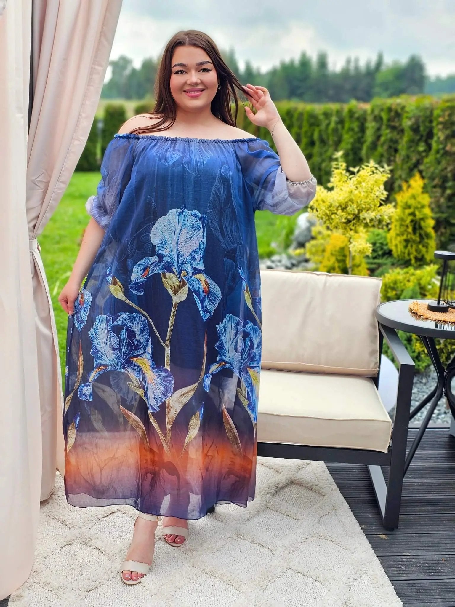 Sukienka maxi z malarskim motywem- odcień chabru Stylowa XL