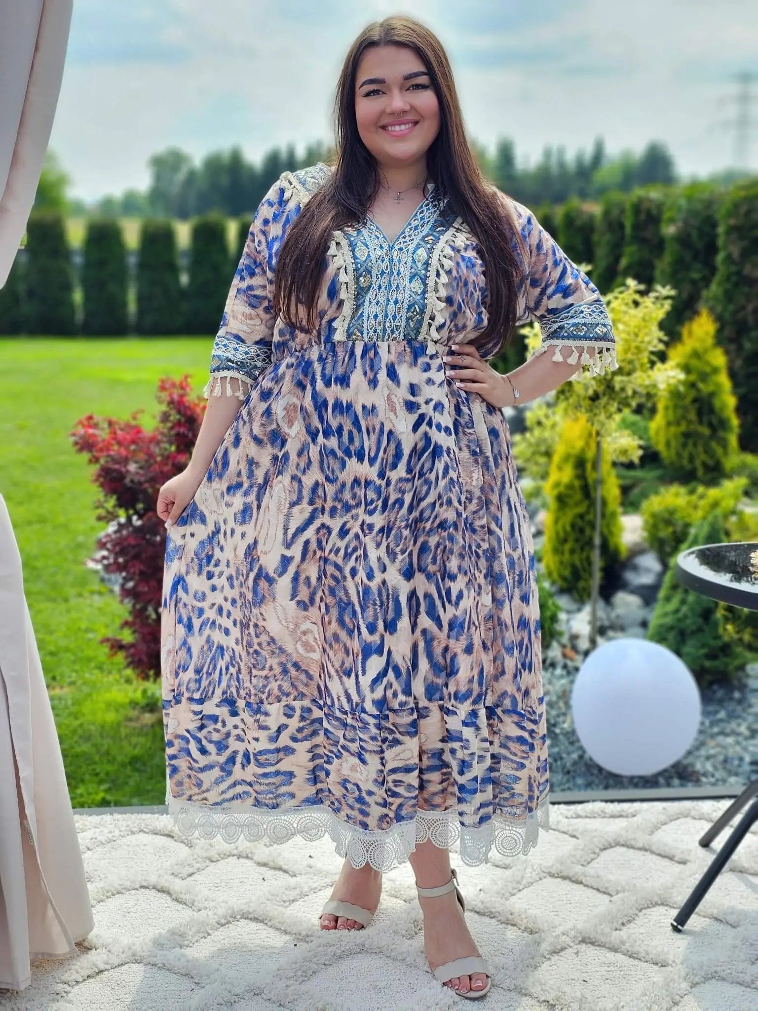 Sukienka maxi z motywem panterki Stylowa XL