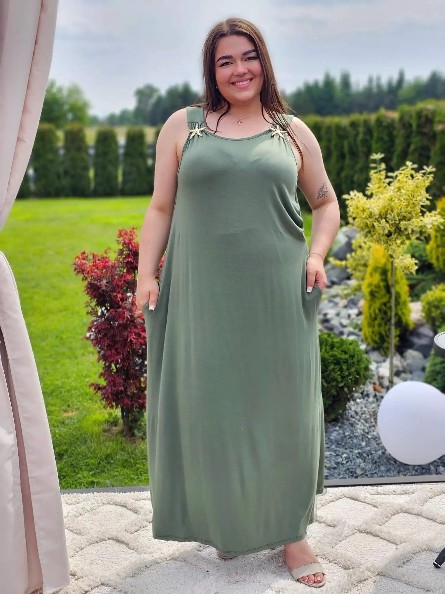 Sukienka maxi z ozdobnymi klamerkami Stylowa XL