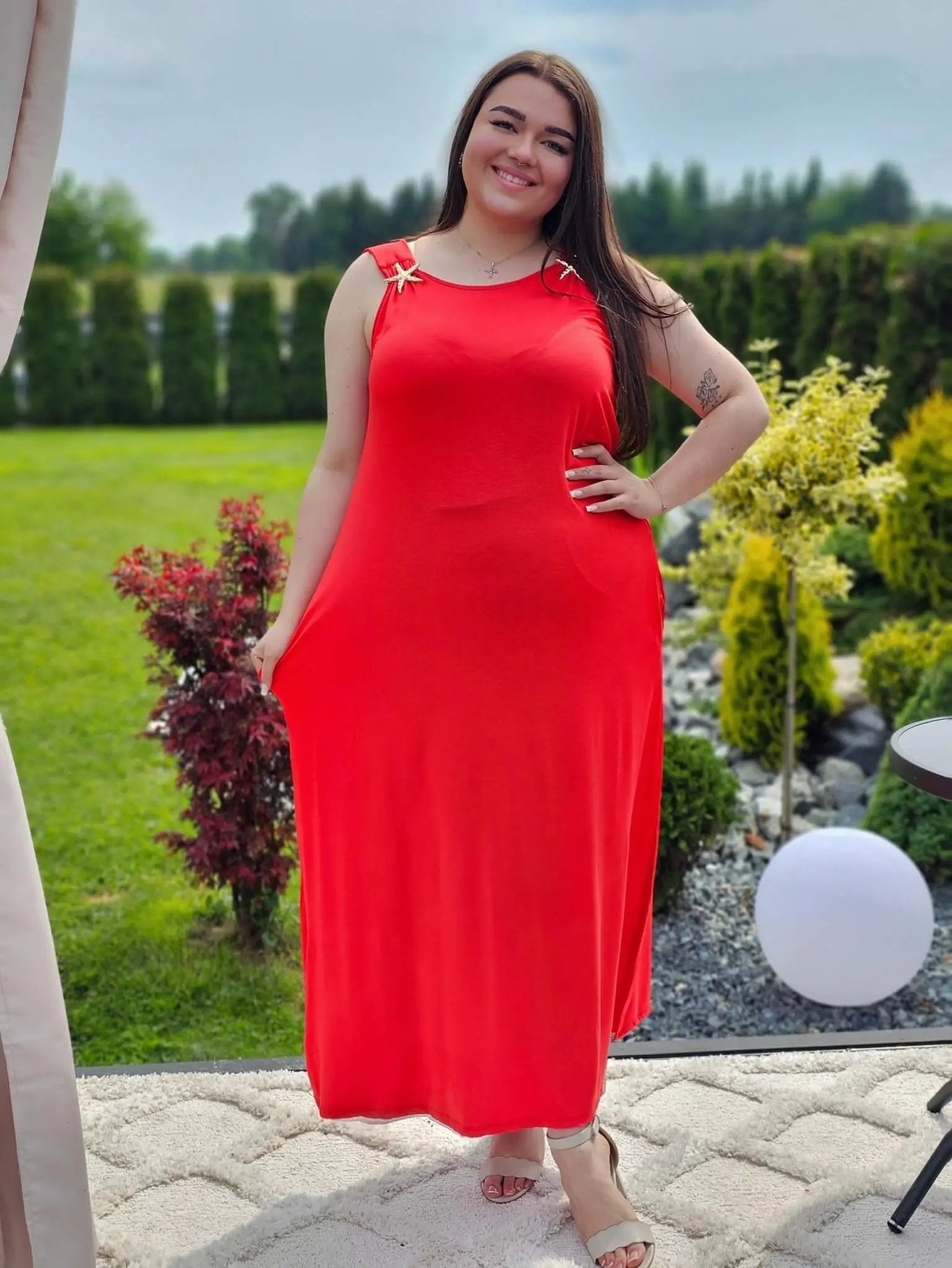 Sukienka maxi z ozdobnymi klamerkami Stylowa XL