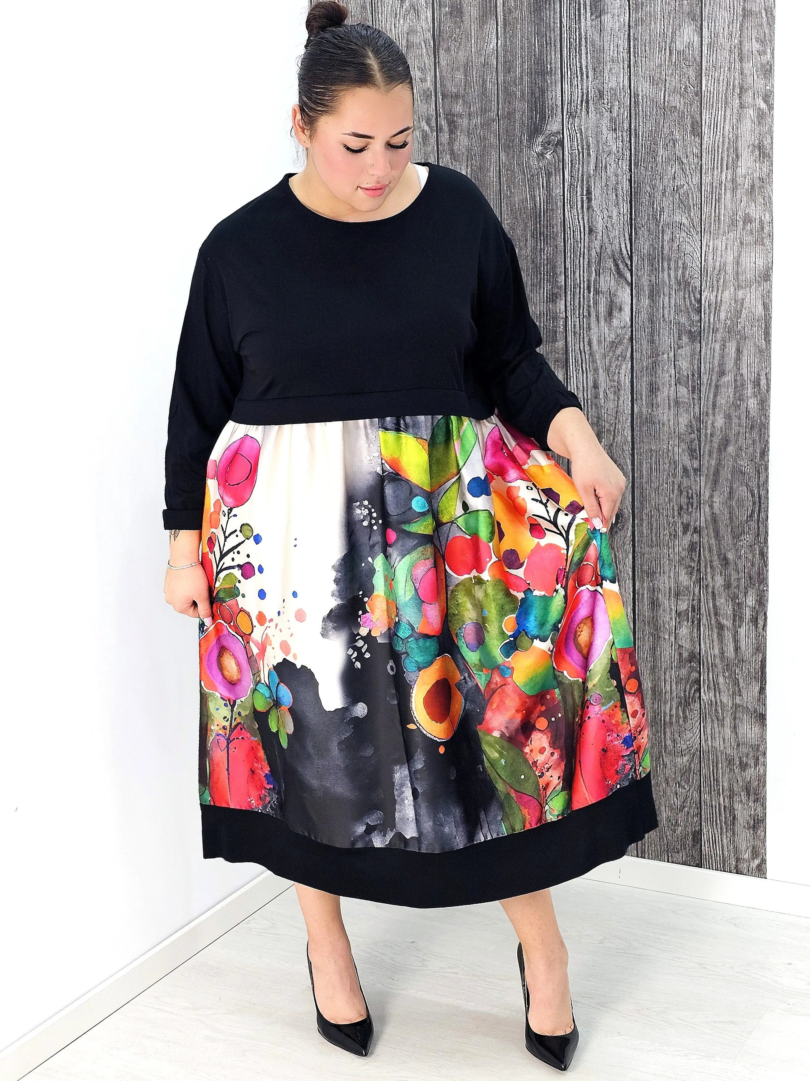 Sukienka midi plus size – elegancka długość i kobiecy krój dla każdej sylwetki Stylowa XL