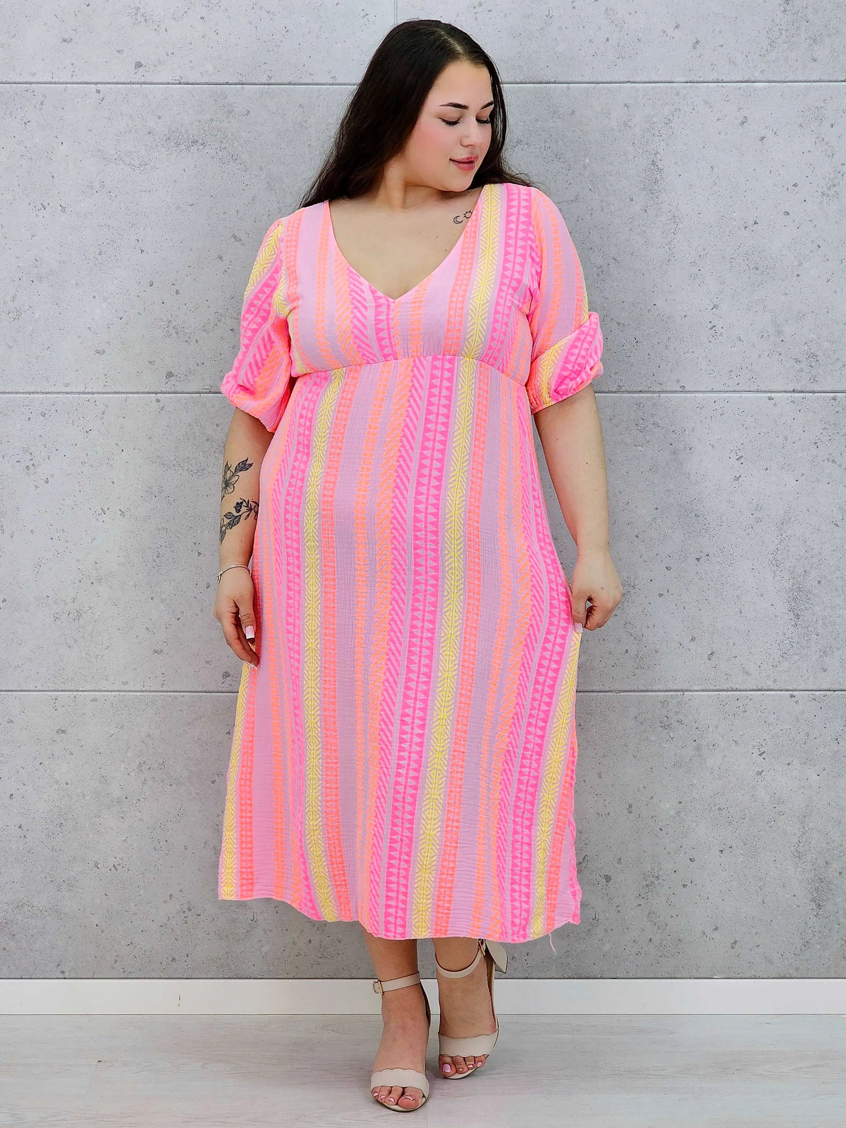 Sukienka midi plus size z głębokim dekoltem i kolorowym wzorem Stylowa XL