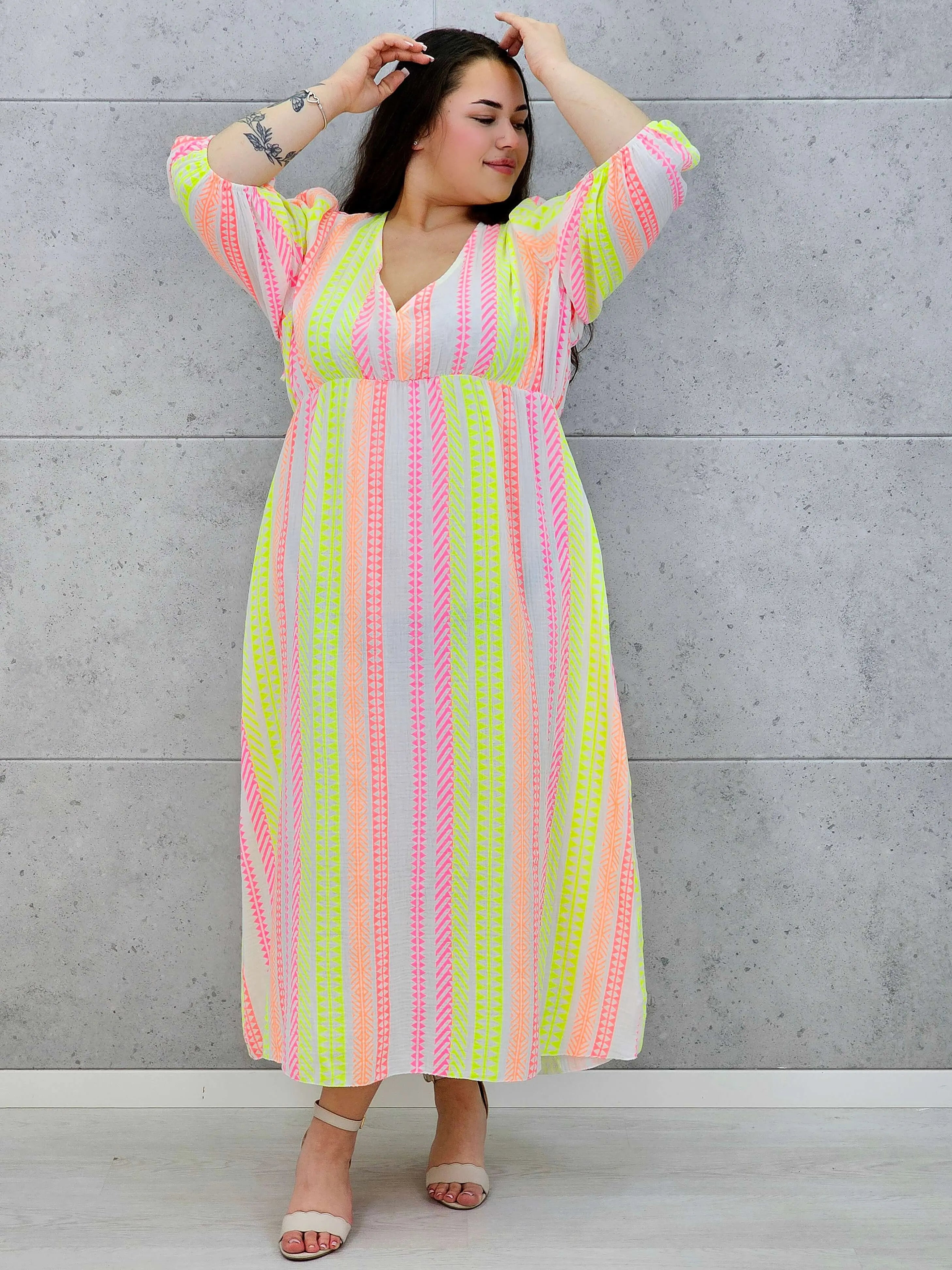 Sukienka midi plus size z głębokim dekoltem i kolorowym wzorem Stylowa XL